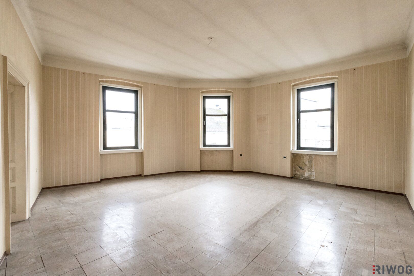 Sanierungsbedürftige Altbauwohnung | ca. 3,30 m Raumhöhe | Süd/West Ausrichtung