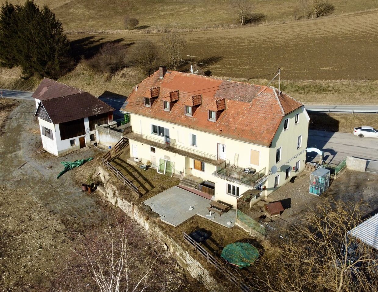 Visionäres 407qm Zinshaus mit Entwicklungspotential - PERFEKT FÜR ANLEGER & Investoren- vielseitiges Wohnhaus UND großes Nebengebäude - Althofen