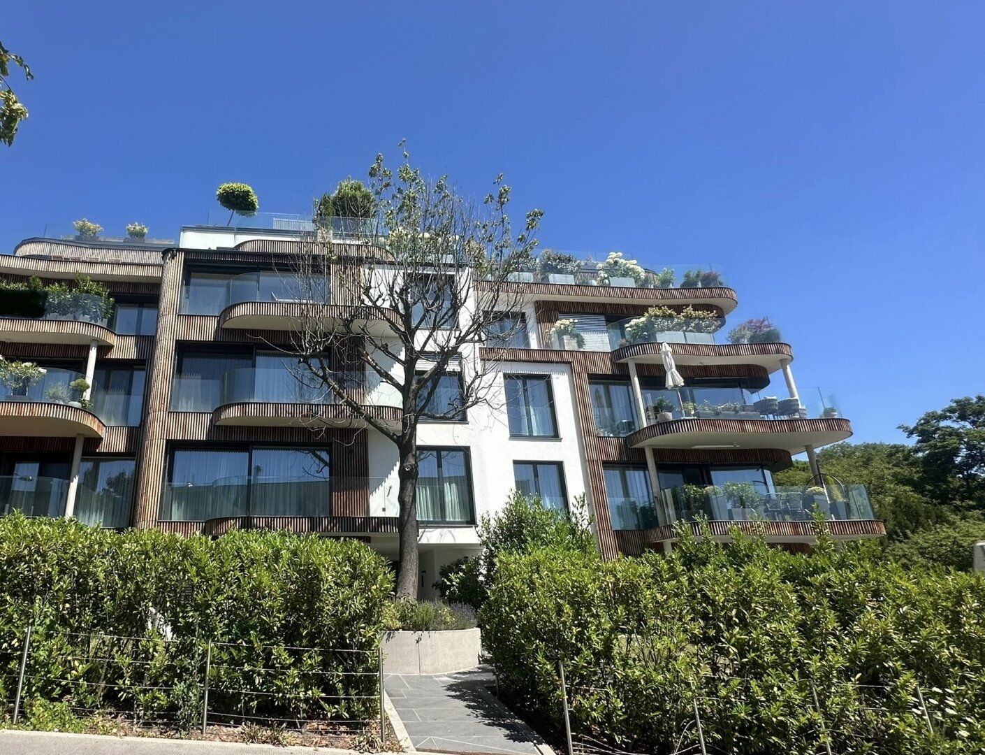 LUXUS GARTENWOHNUNG mit 300 m² Privatgarten im 1190 Wien + Pool und Gym