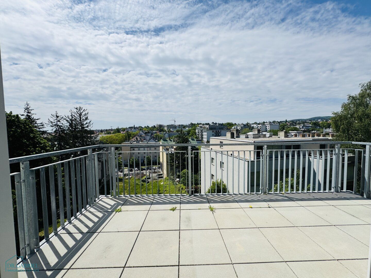 MODERNE FAMILIENWOHNUNG MIT BALKON