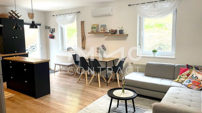 Wohnzimmer mit Zugang zru Terasse und den Garten