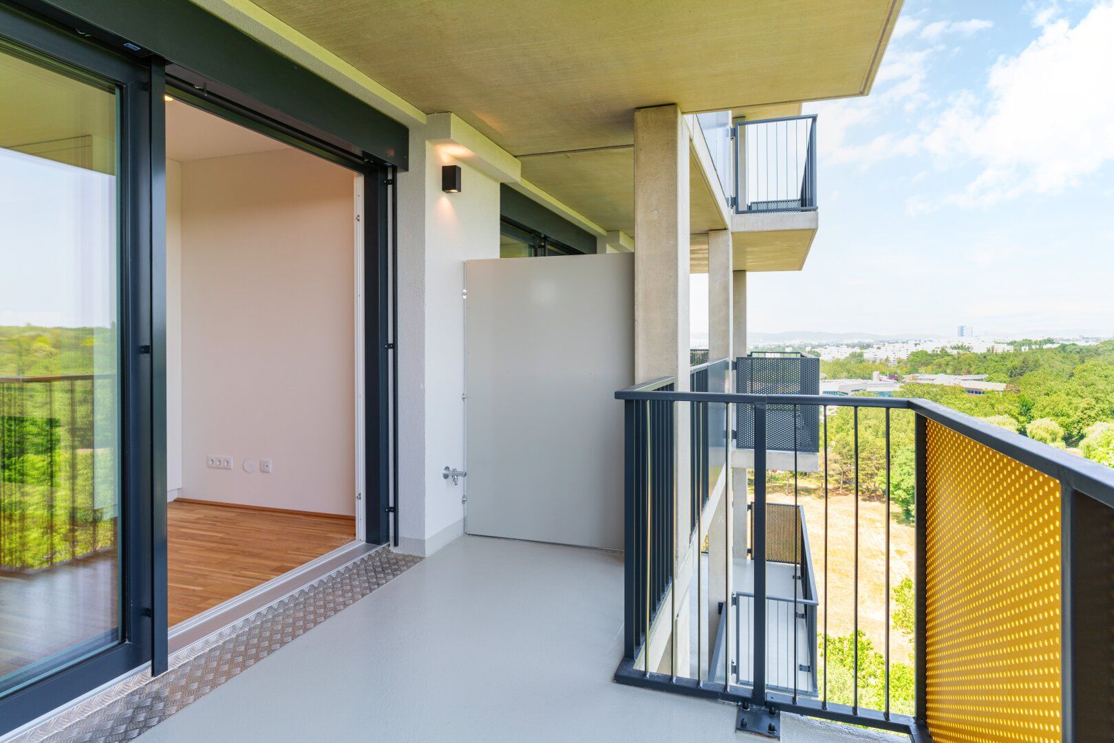 Atemberaubender Fernblick - pure Entspannung auf dem großzügigen Balkon garantiert.