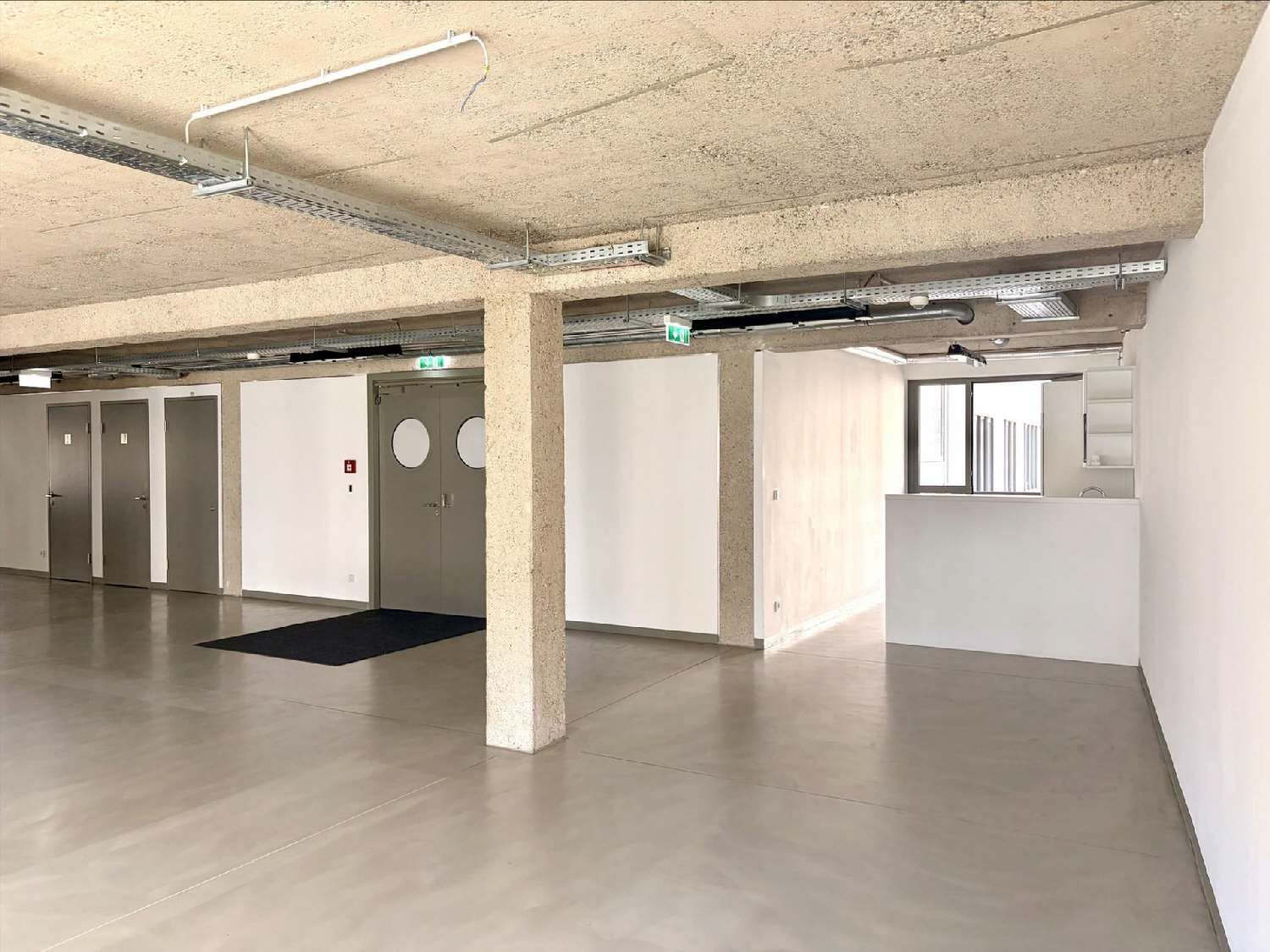 Urbanes Arbeiten im Industrial-Chic: Exklusives Büro mit Open-Space-Flair und Innenhof-Balkon - Mehr