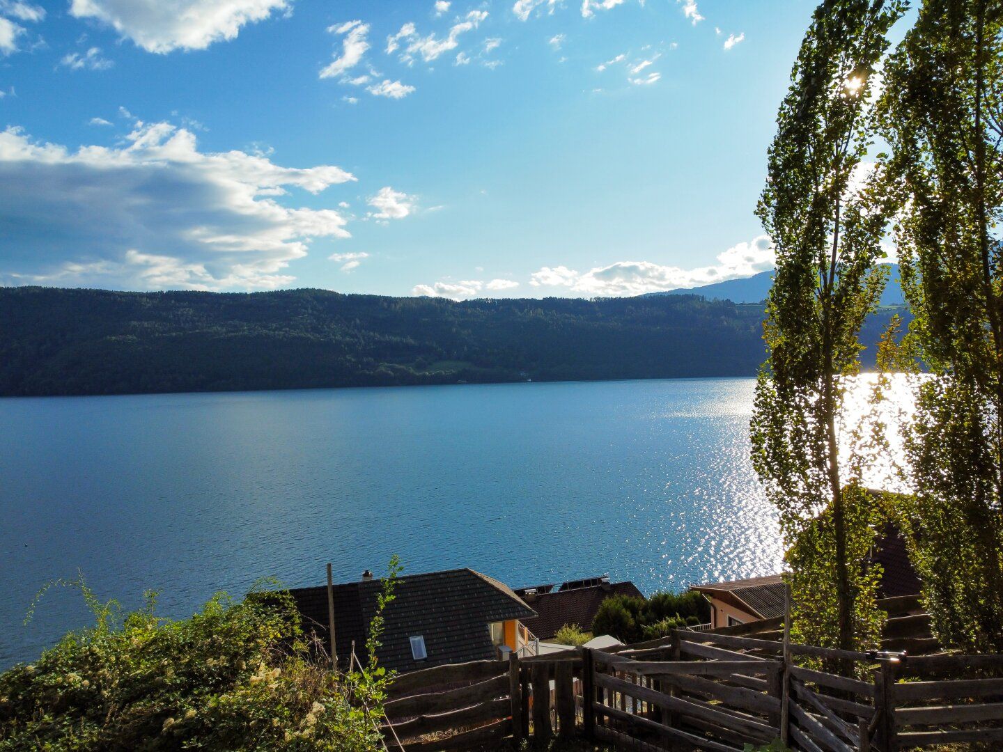 WO TRÄUME WURZELN SCHLAGEN! PREMIUM-BAUGRUNDSTÜCK MIT DER EINZIGARTIGEN NUTZUNGSMÖGLICHKEIT EINES PRIVATEN SEEZUGANGS! PANORAMABLICK ÜBER DEN SEE UND DIE BERGE INKLUSIVE! - Ansicht 3