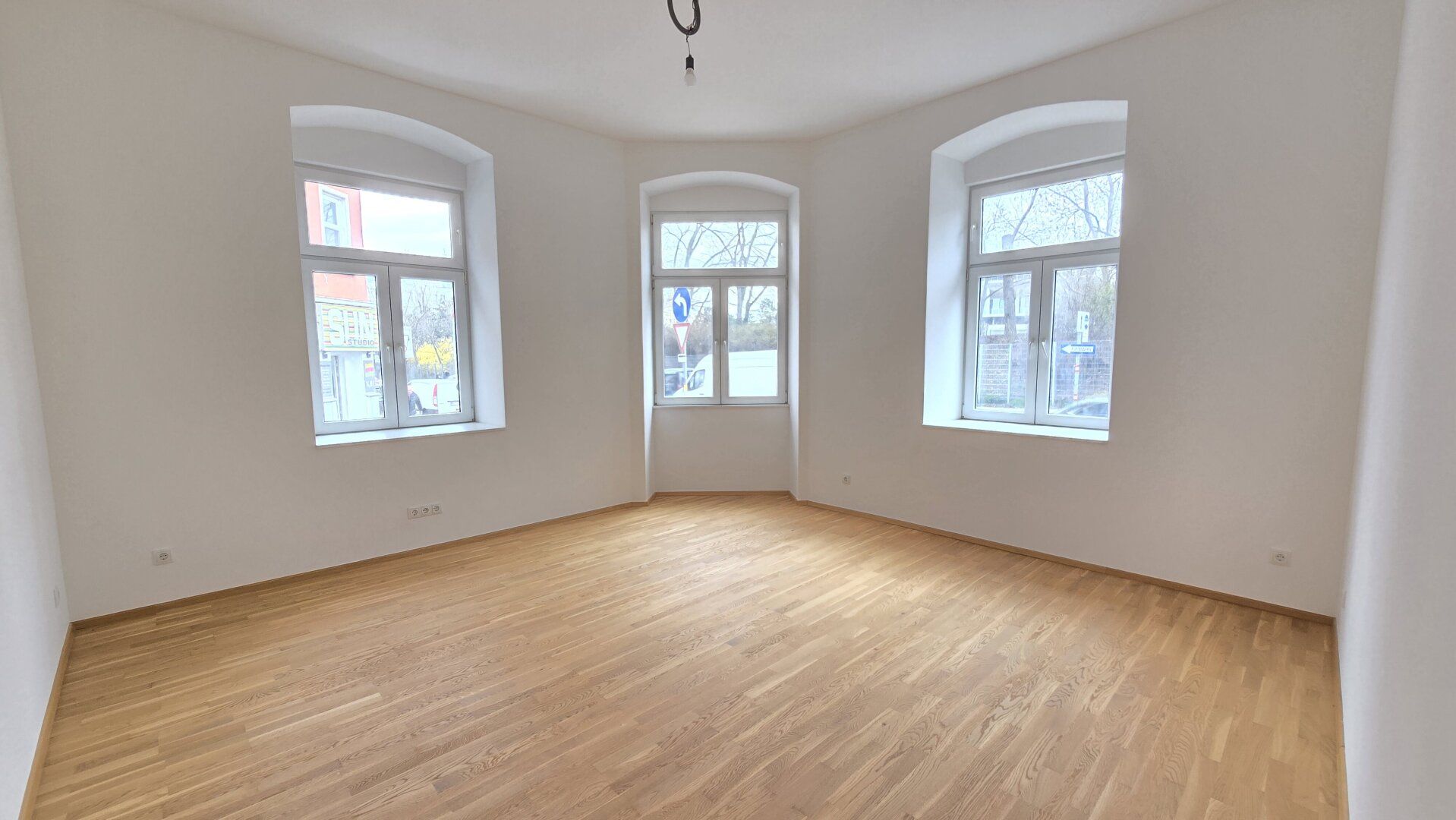 Schöne Wohnung ca. 56m² 2.Zi. Erdgeschoß Nähe Lugner City U6.