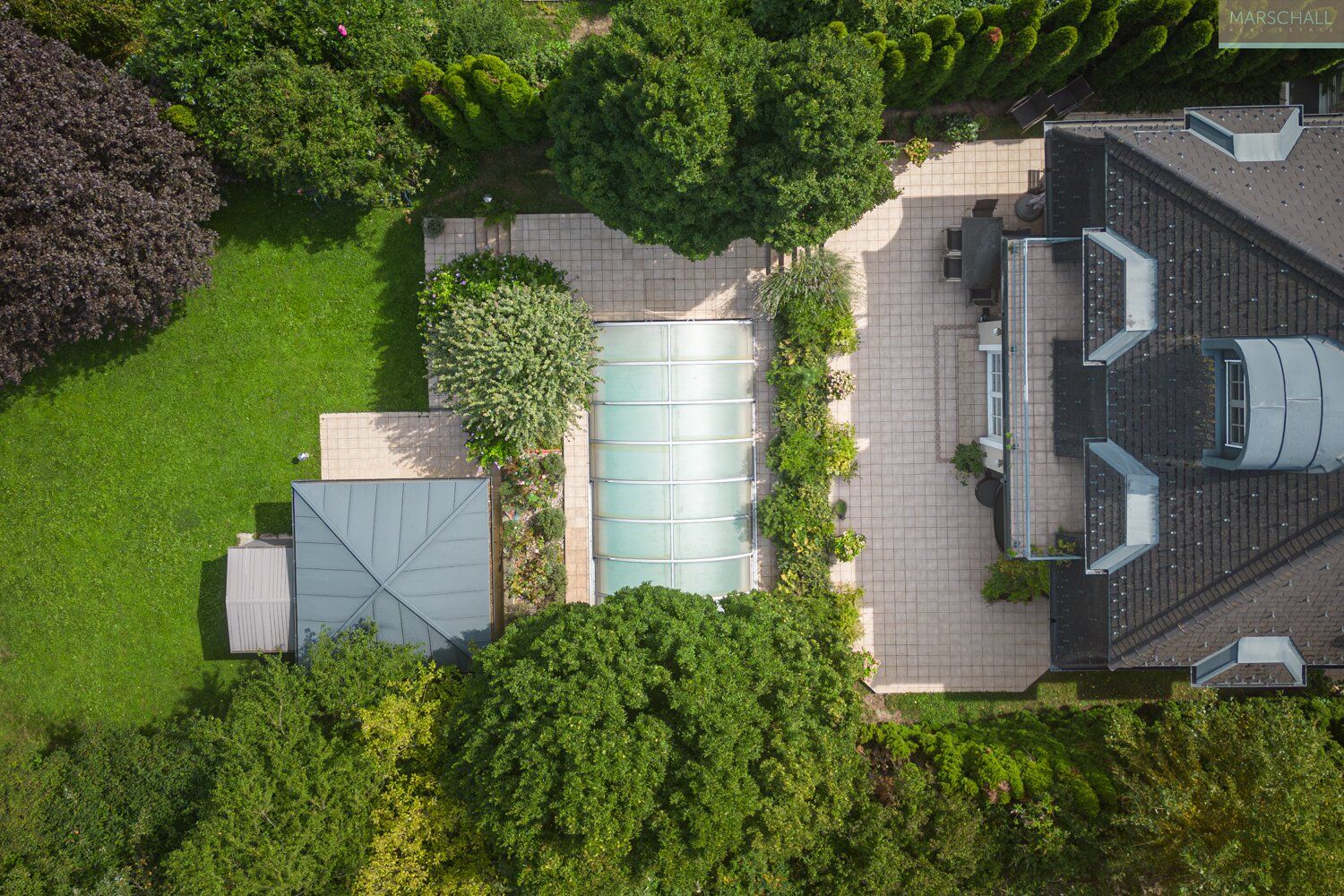 Exquisite Villa mit Outdoor- und Indoor-Pool in traumhafter Lage