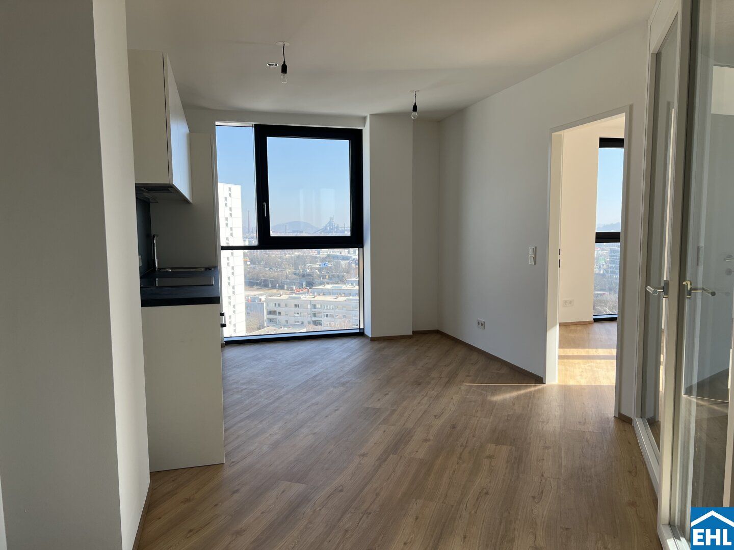 Großzügige Wohnküche und 3 getrennte Zimmer im 16.OG ab 01. Juni!