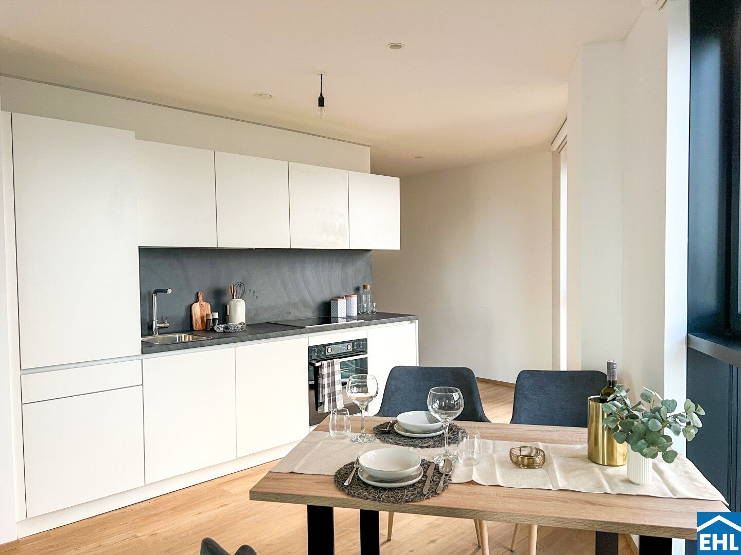 Lichtdurchflutete 3-Zimmer-Wohnung mit Loggia und Ausblick - Ihr Zuhause im High Five Tower ab Juni 2025!