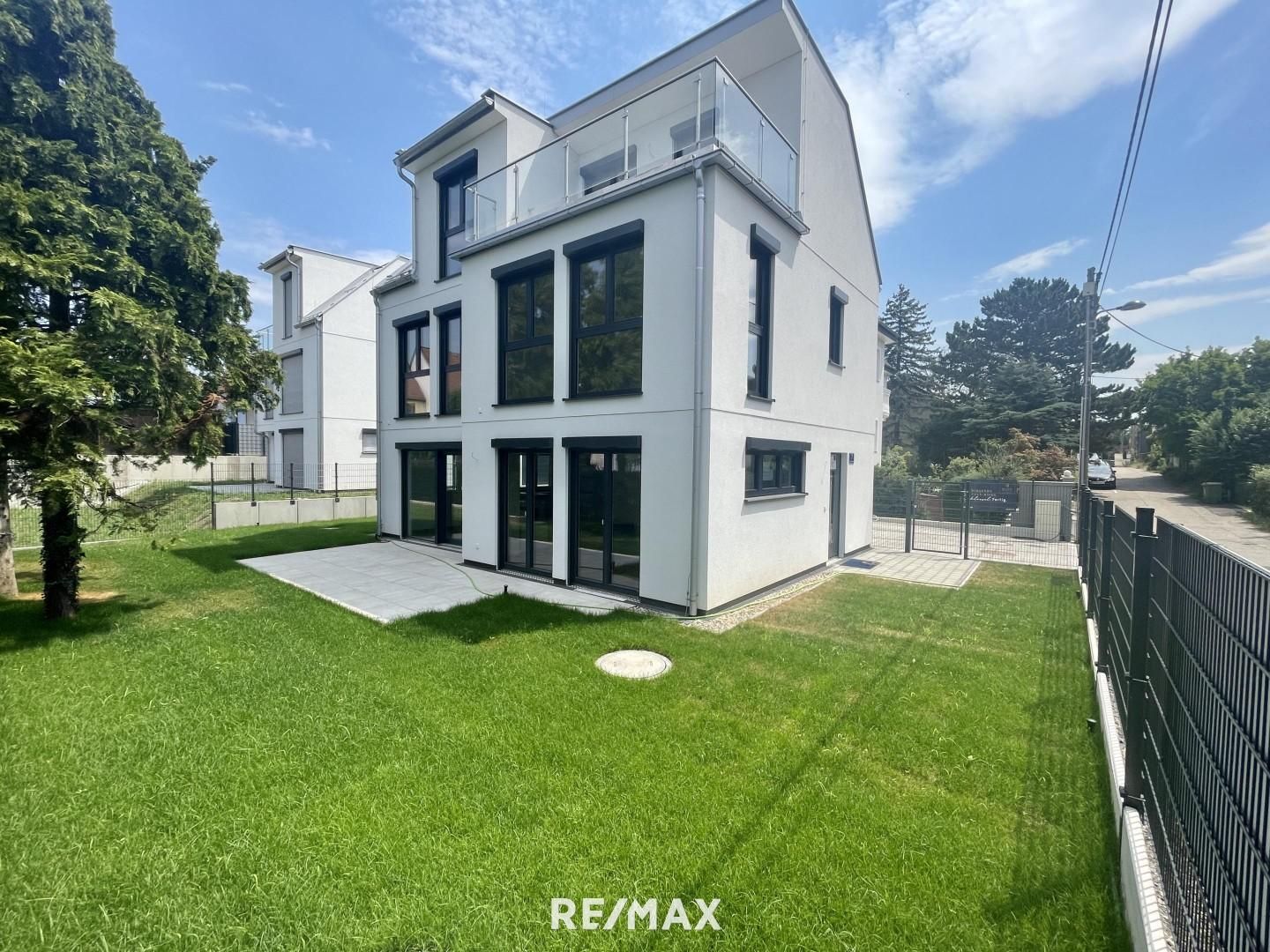 Dreistöckige Villa mit Garage nahe dem Mühlwasser