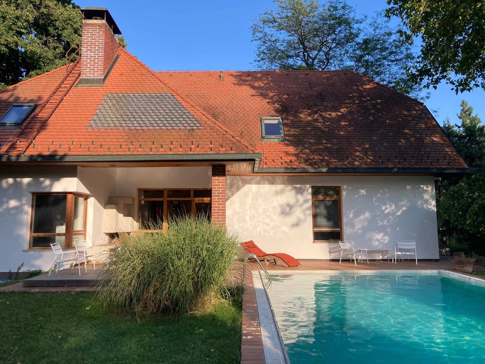 Landhausvilla mit grossem Pool und parkähnlichem Garten in zentraler Villenlage (Provisionsfrei)