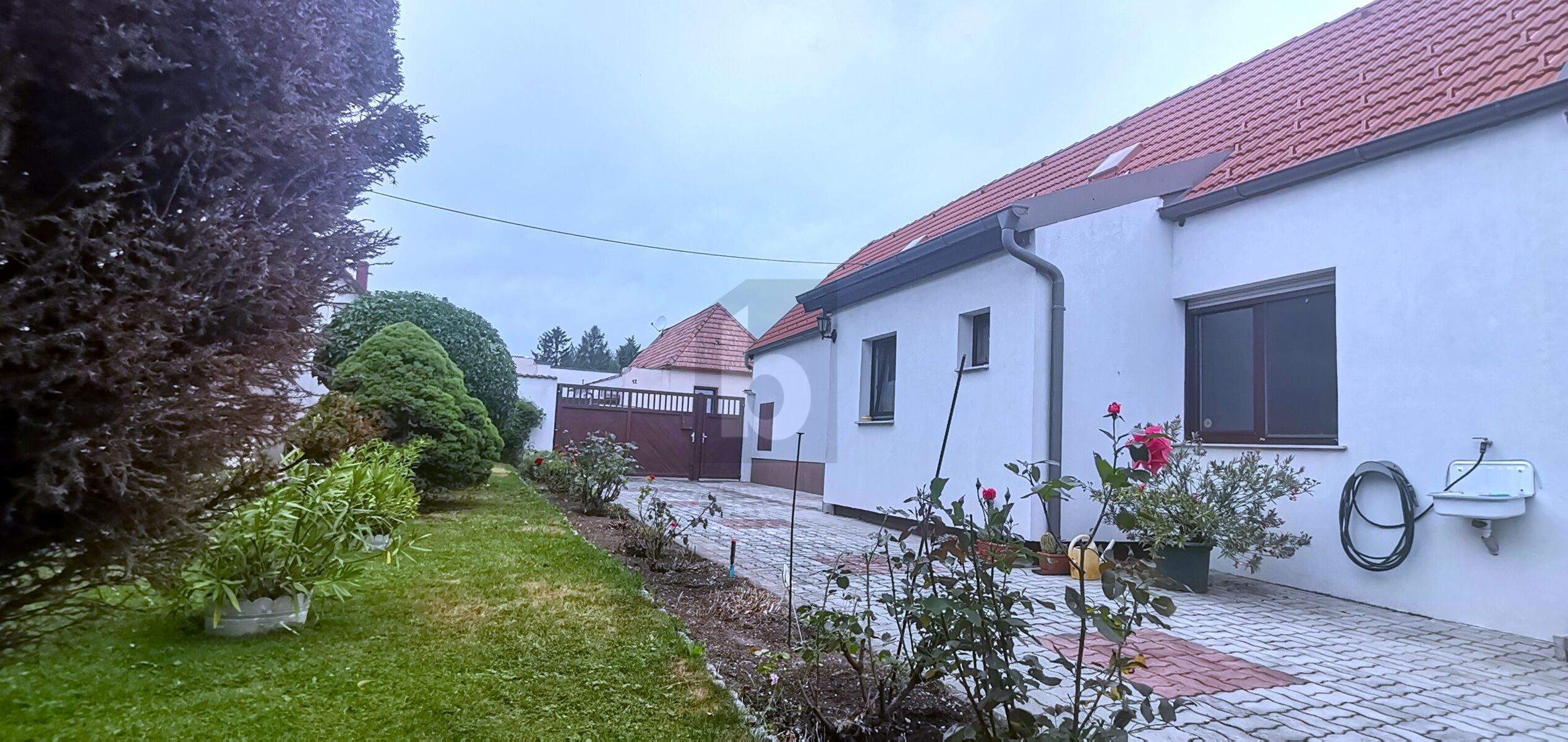 TRADITIONELLES STRECKHAUS MIT UNEINSICHTIGEM GARTEN UND ZWEI GARAGEN