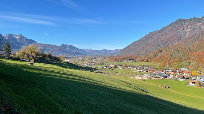 Die schöne Landschaft mit Wiesen und Bergblick