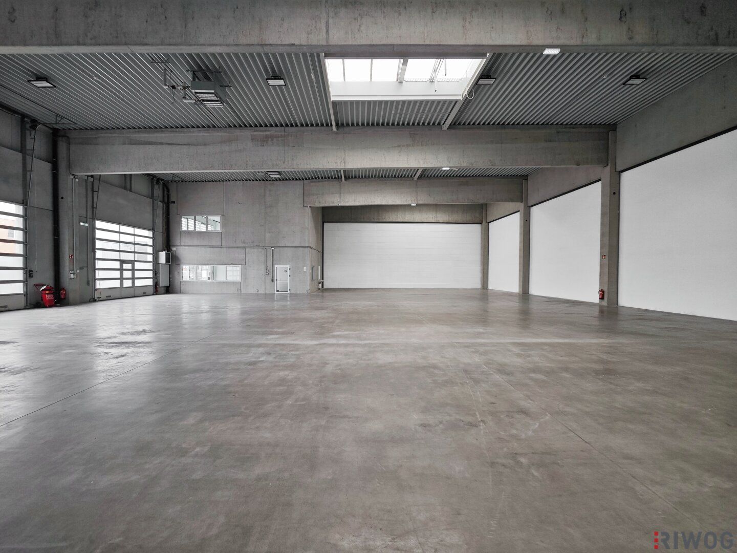 Produktionshalle mit ca. 800m² inkl. modernem Büro || Parkplätze || 3 Sektionaltore