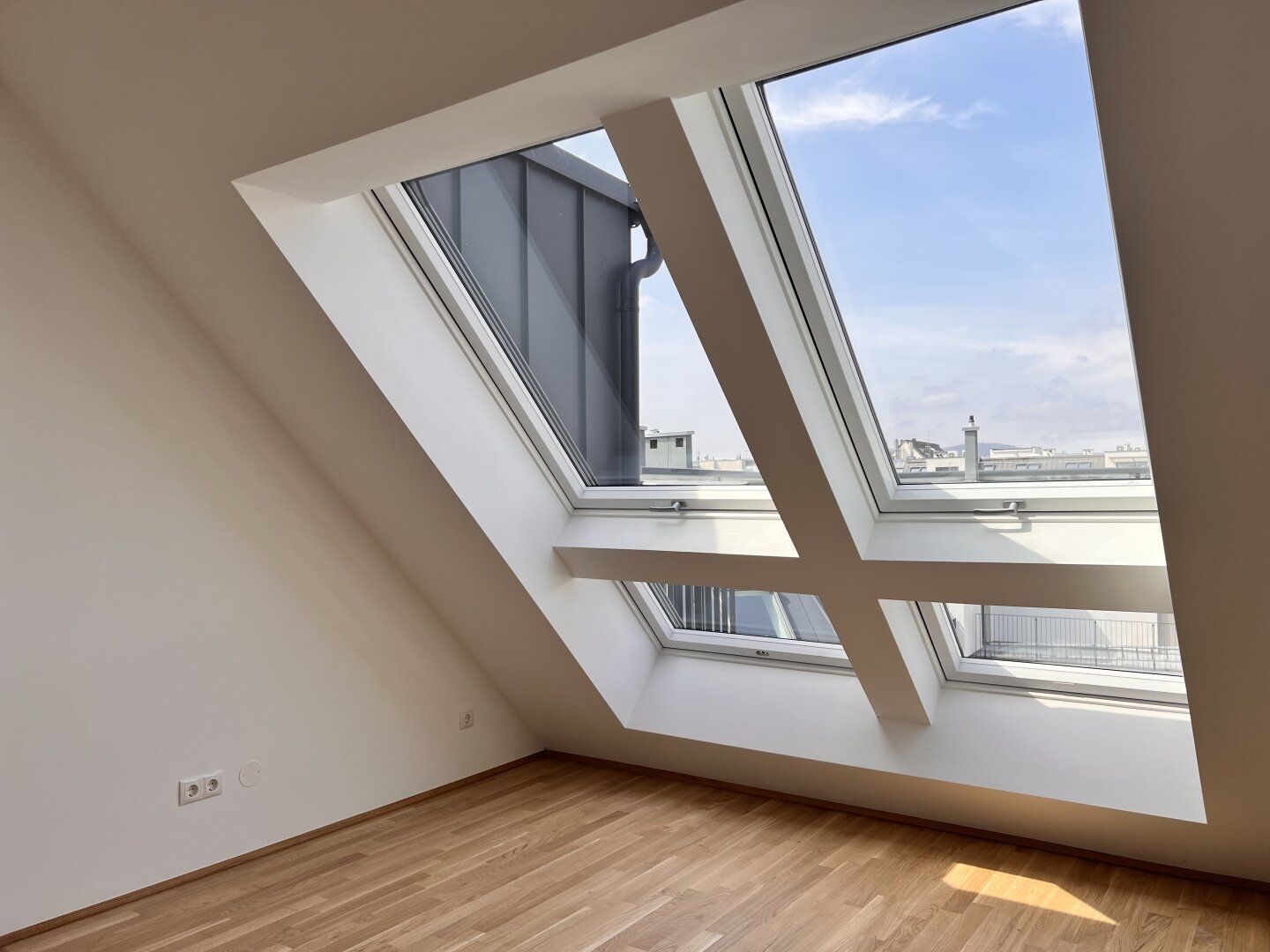 Erstbezug! Schöne Dachgeschosswohnung mit Terrasse – další