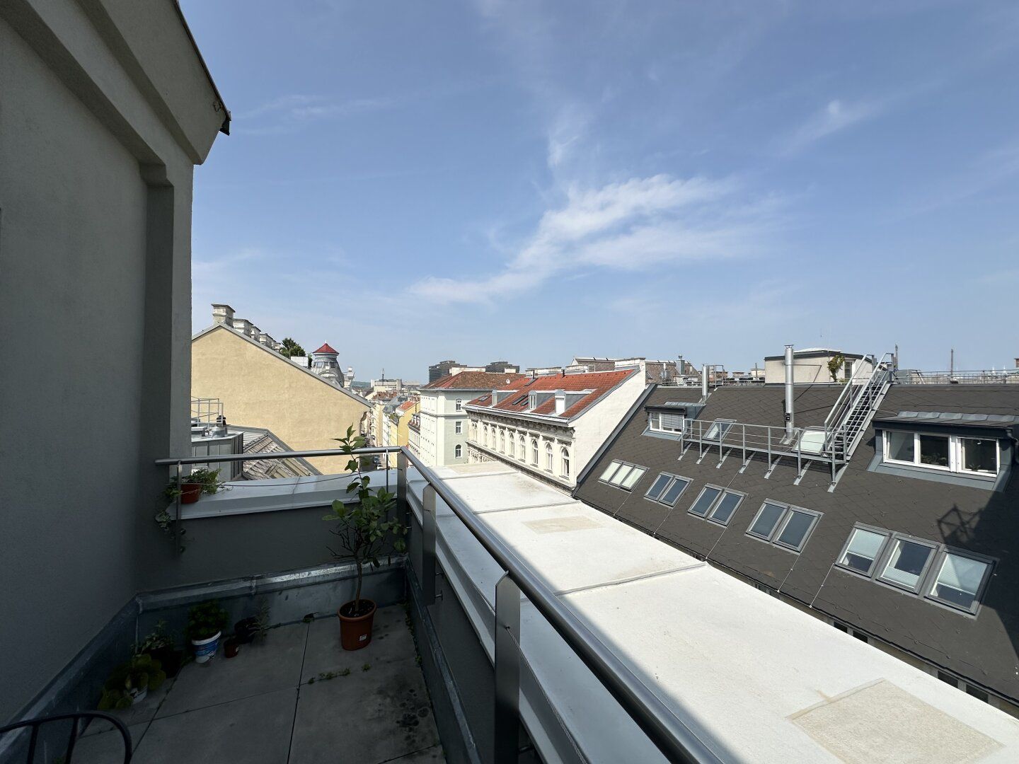 UNBEFRISTET: große 5 Zimmer im frisch ausgebauten Dachgeschoss mit Balkon!