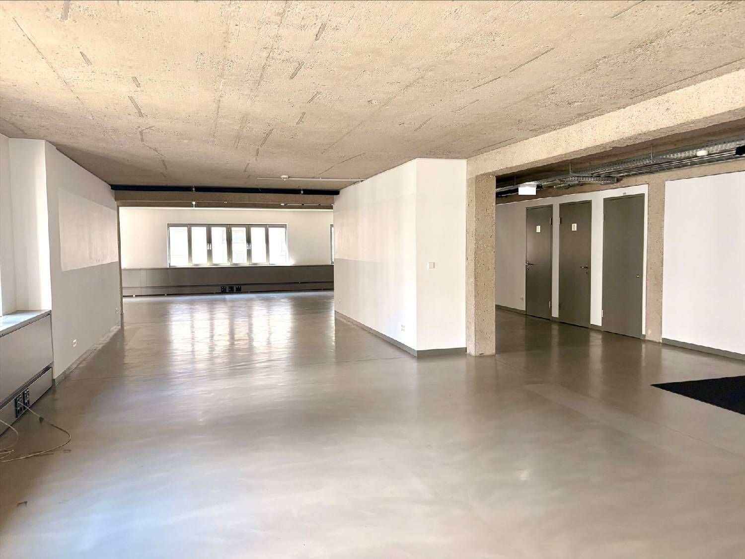 Urbanes Arbeiten im Industrial-Chic: Exklusives Büro mit Open-Space-Flair und Innenhof-Balkon - Ansicht 2