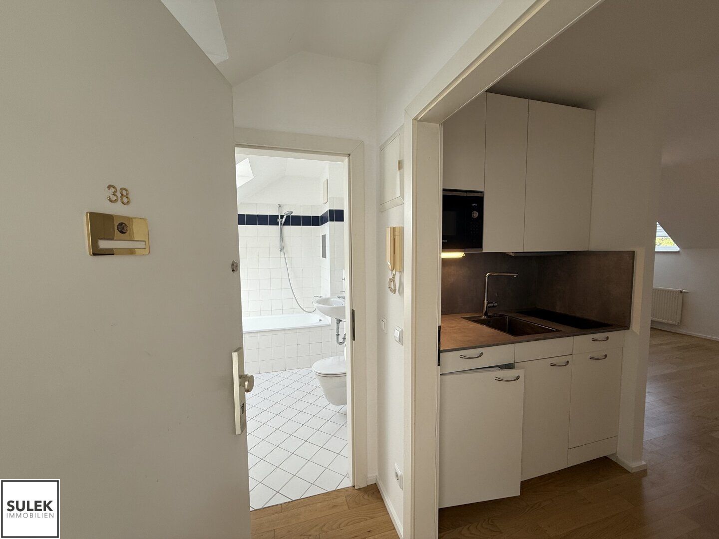 Wohnen im Grünen: Helle 1-Zimmer-Dachgeschosswohnung in Hietzing – pohled 3