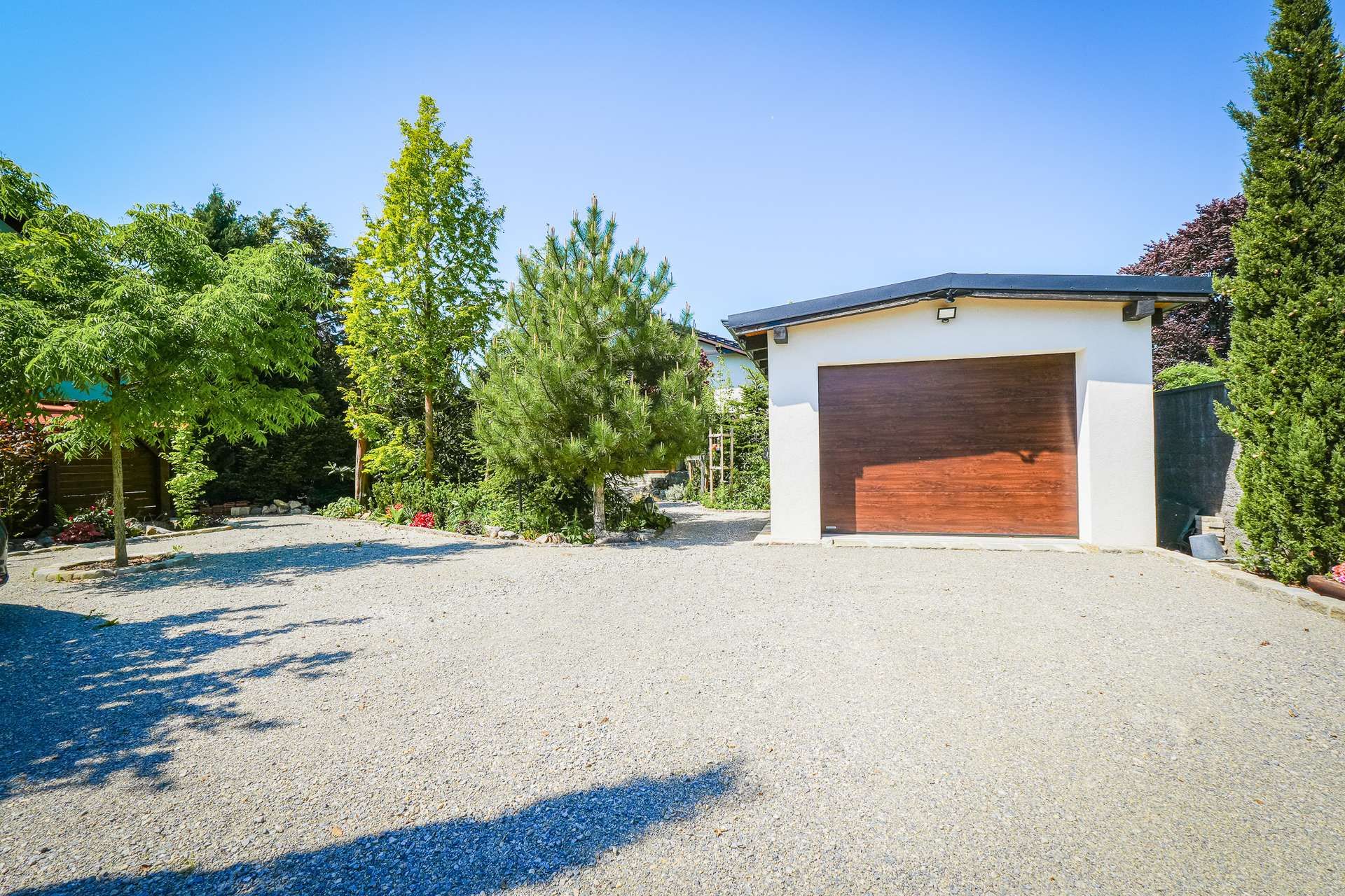Exklusives Einfamilienhaus mit Pool, Garage, Gartenparadies & hochwertiger Ausstattung nahe Wien