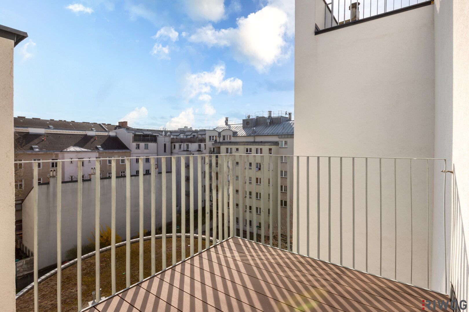 ERSTBEZUG // 3 ZIMMER DACHGESCHOSSWOHNUNG MIT BALKON + MODERNE MARKENKÜCHE MIT GERÄTEN // ERLACHPARK