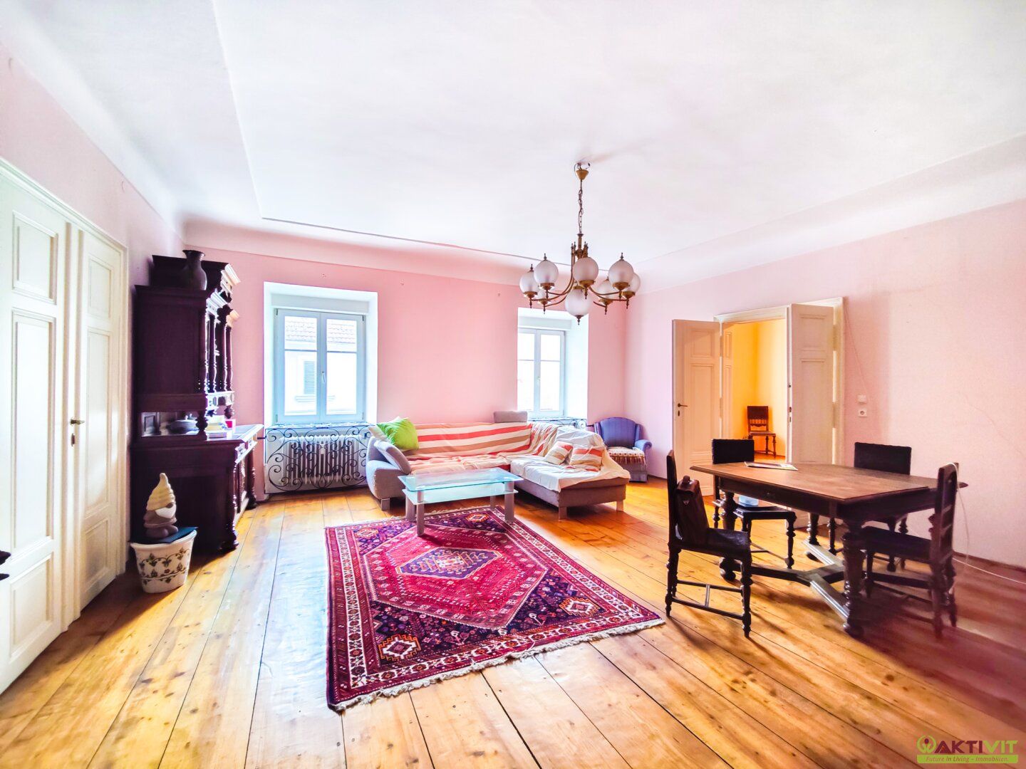 Viel Raum für Ihre Träume auf über 450 m²! - Wohnung mit großem Rohdachboden und Potential! - Zentral nahe dem Hauptplatz.