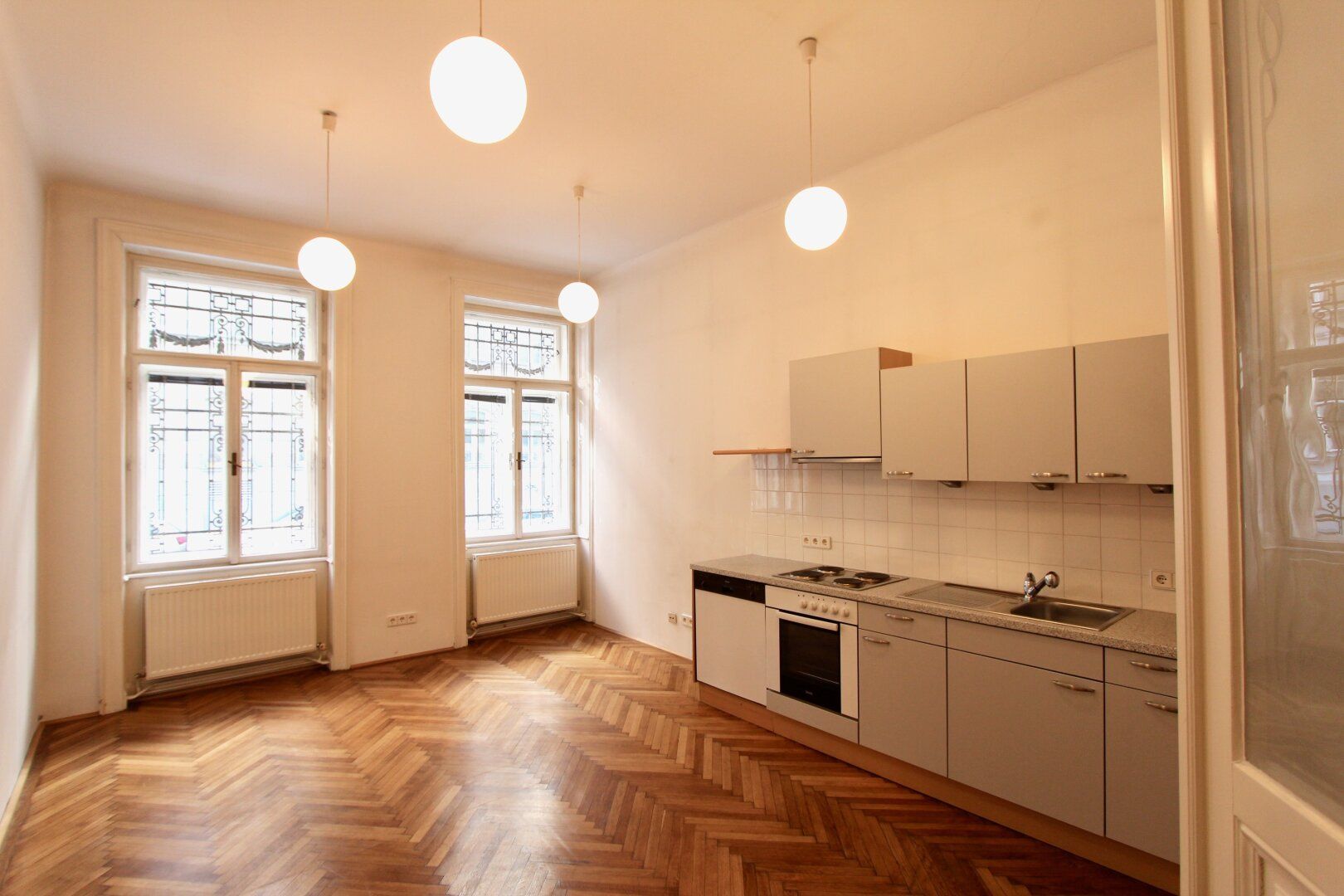 Altbau nächst Burggasse! Westseitige 2,5-Zimmer-Wohnung im Hochparterre