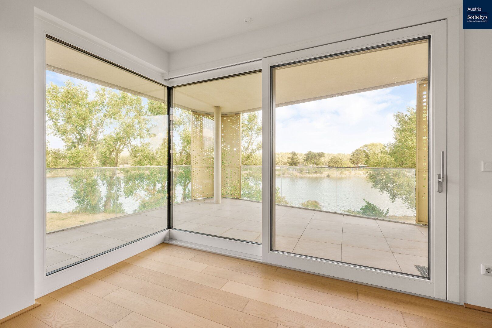 Wohn(T)raum am Wasser: Elegante Wohnung über der Donau
