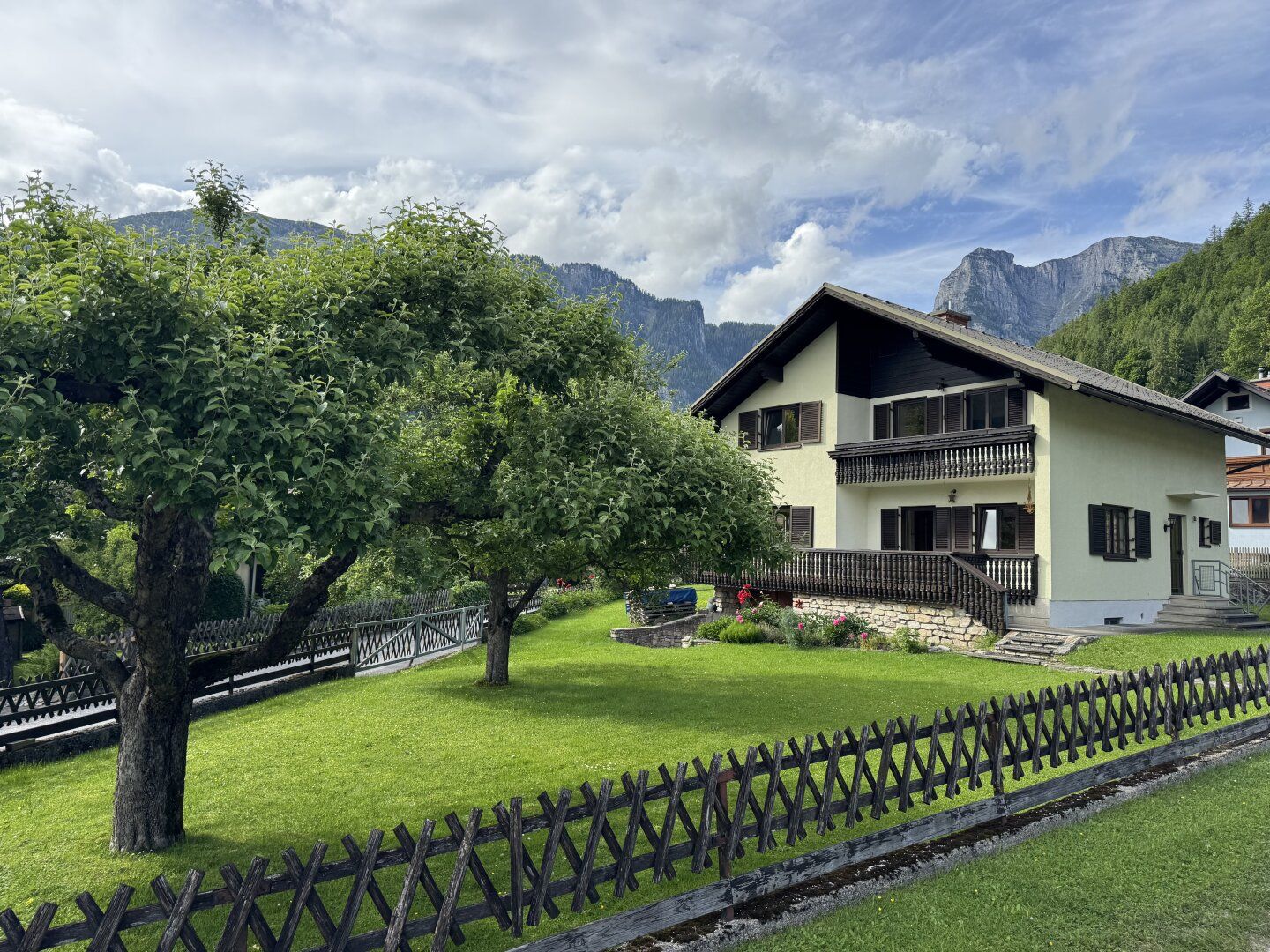 Wohnhaus mit Garage in sonniger und ruhiger Lage!