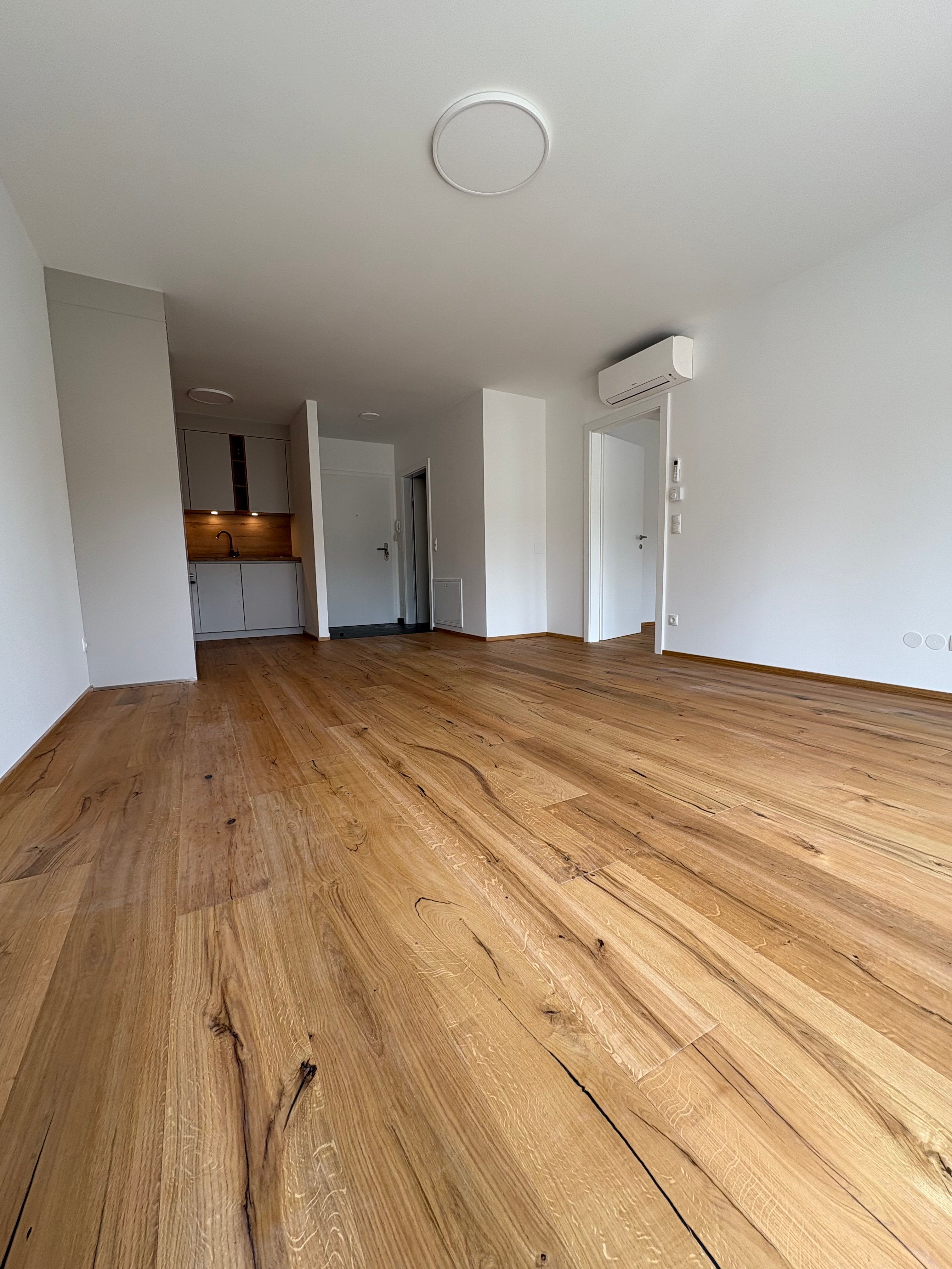 Privat: neue 2 Zi-Wohnung mit Terrasse und Garage