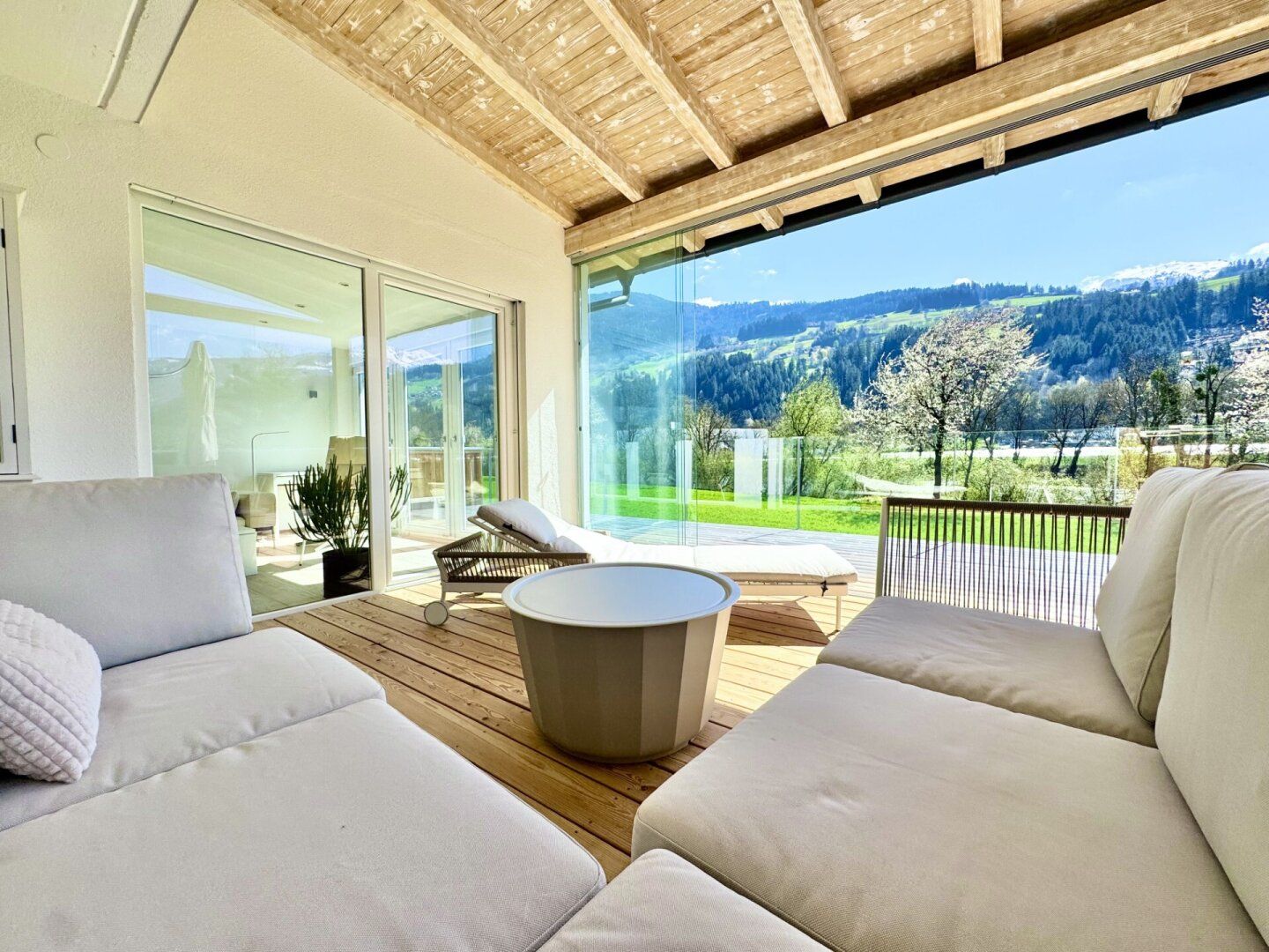 Haus mit Einliegerwohnung auf Traumgrundstück mit Berg & Flussblick