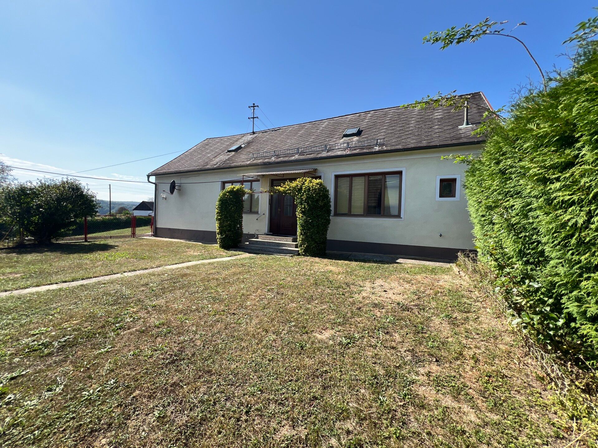 Gepflegtes ehemaliges Bauernhaus mit Nebengebäude und ruhigem Garten