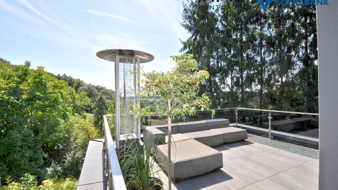 Terrasse vor SZ 2 und Badezimmer