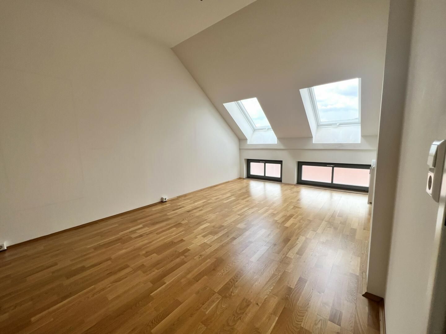 Top-sanierte 4-Zimmer-Dachgeschosswohnung - nähe Kunsthaus ++Videorundgang++