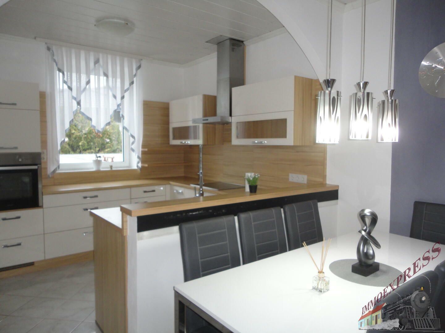Großes Zweifamilienhaus mit 2 getrennt begehbaren Wohnbereichen (8Zimmer) wartet auf Sie!