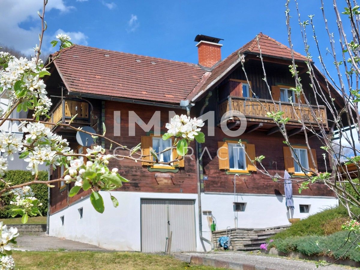 HOLZBLOCKHAUS MIT SCHÖNEM GRUND UND FERNBLICK