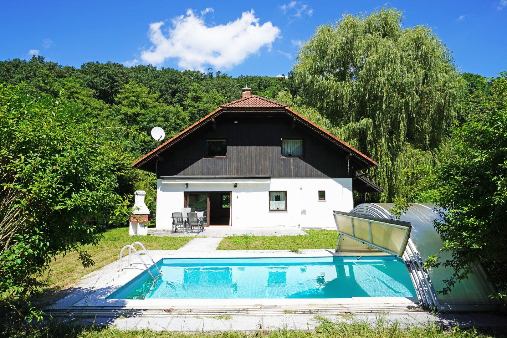 Familienidyll in Grünruhelage am Waldrand mit großem Garten, Schwimmbecken und Sauna