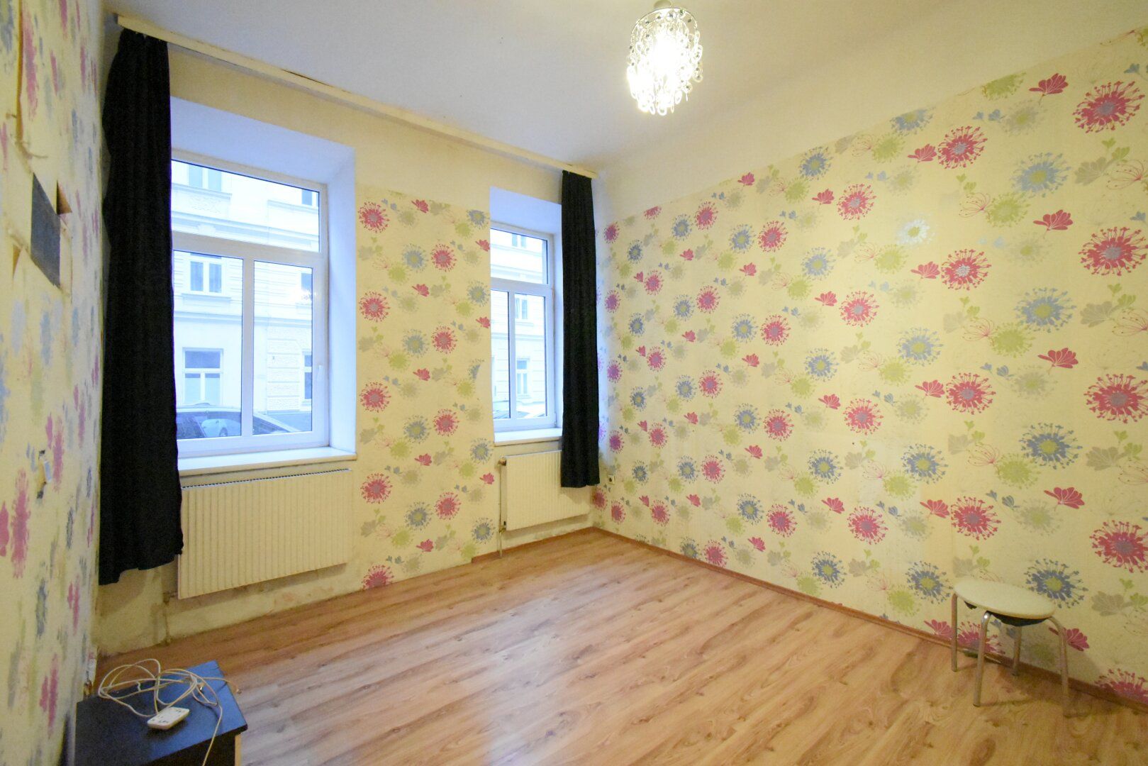 ++NEU++ Renovierungsbedürftige 4-Zimmer Altbauwohnung im Erdgeschoss!