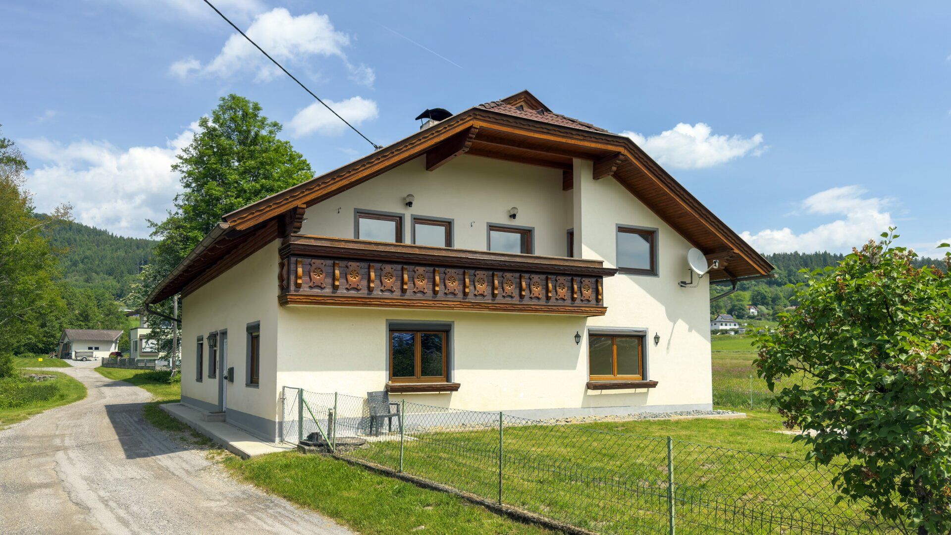 Sonnige Wohnidylle: Großzügiges Wohnhaus mit Ausblick & Naturanschluss