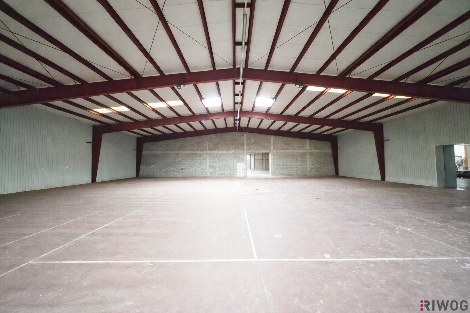 1.100m² isolierte Lagerhalle mit 250m² Büro | Rampen & ebenerdige Einfahrt möglich | optional bis zu ca. 2.000m² Lager möglich