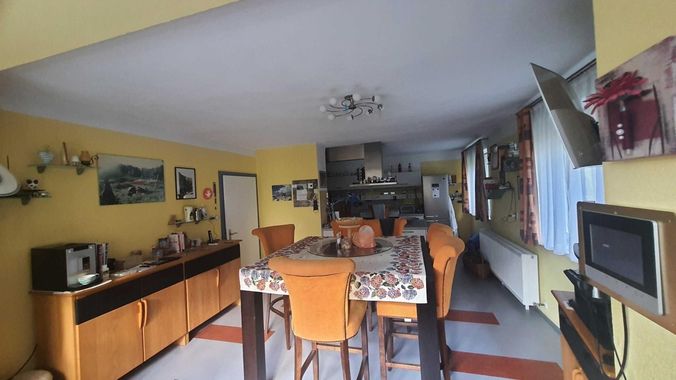 Essbereich mit Küche im Hintergrund