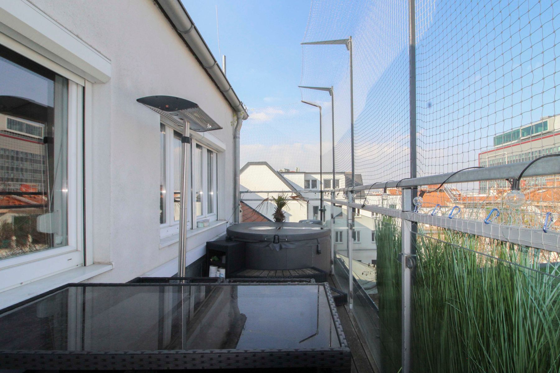 Ort der Gemütlichkeit: Sonnige Maisonette Wohnung im Dachgeschoss mit Terrasse und Balkon