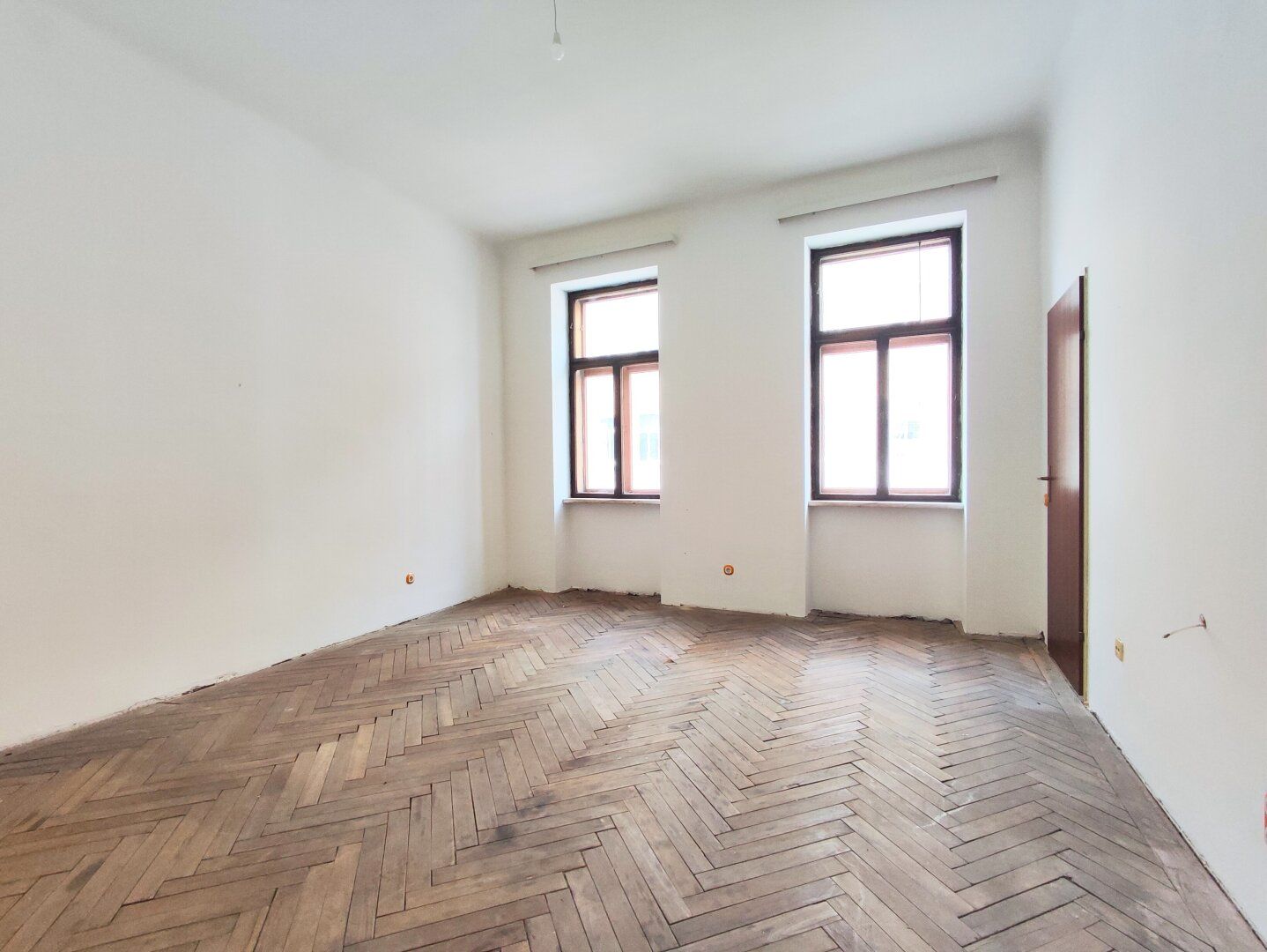 MATZNERPARK-NÄHE : Altbauwohnung mit Potential in ruhiger Lage