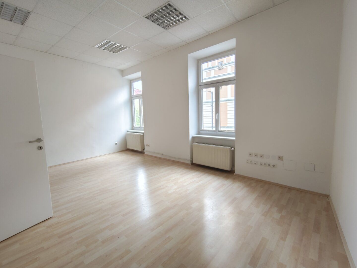 Büro-Praxis - Direkt im Zentrum, Parkplätze vor dem Haus! - Ansicht 4