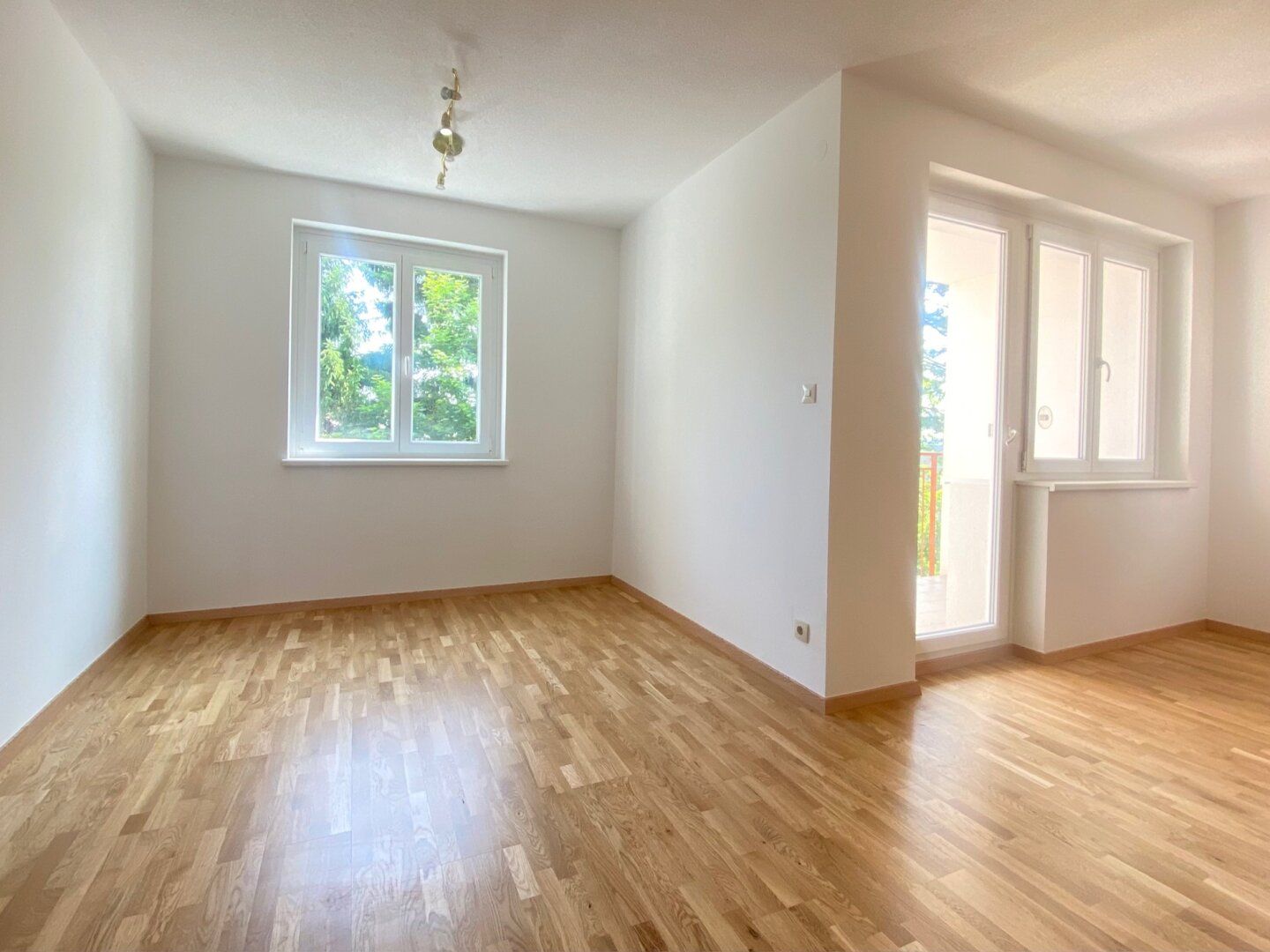 PERFEKT AUFGETEILTE RENOVIERTE WOHNUNG MIT GARAGE ZWISCHEN THERMALBAD UND KURPARK