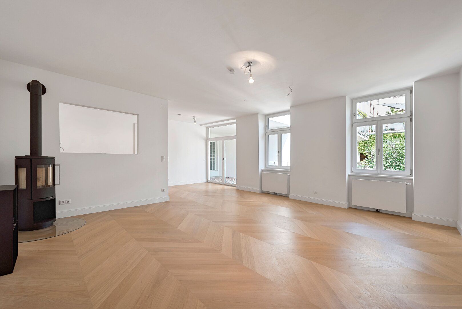 Neuwertige Zwei-Zimmer-Altbau-Wohnung nächst Naschmarkt! Herrliche Terrasse und Loggia in absolute Ruhelage!