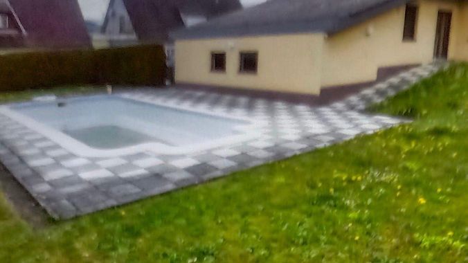 Einfamilienhaus mit Garten und Pool