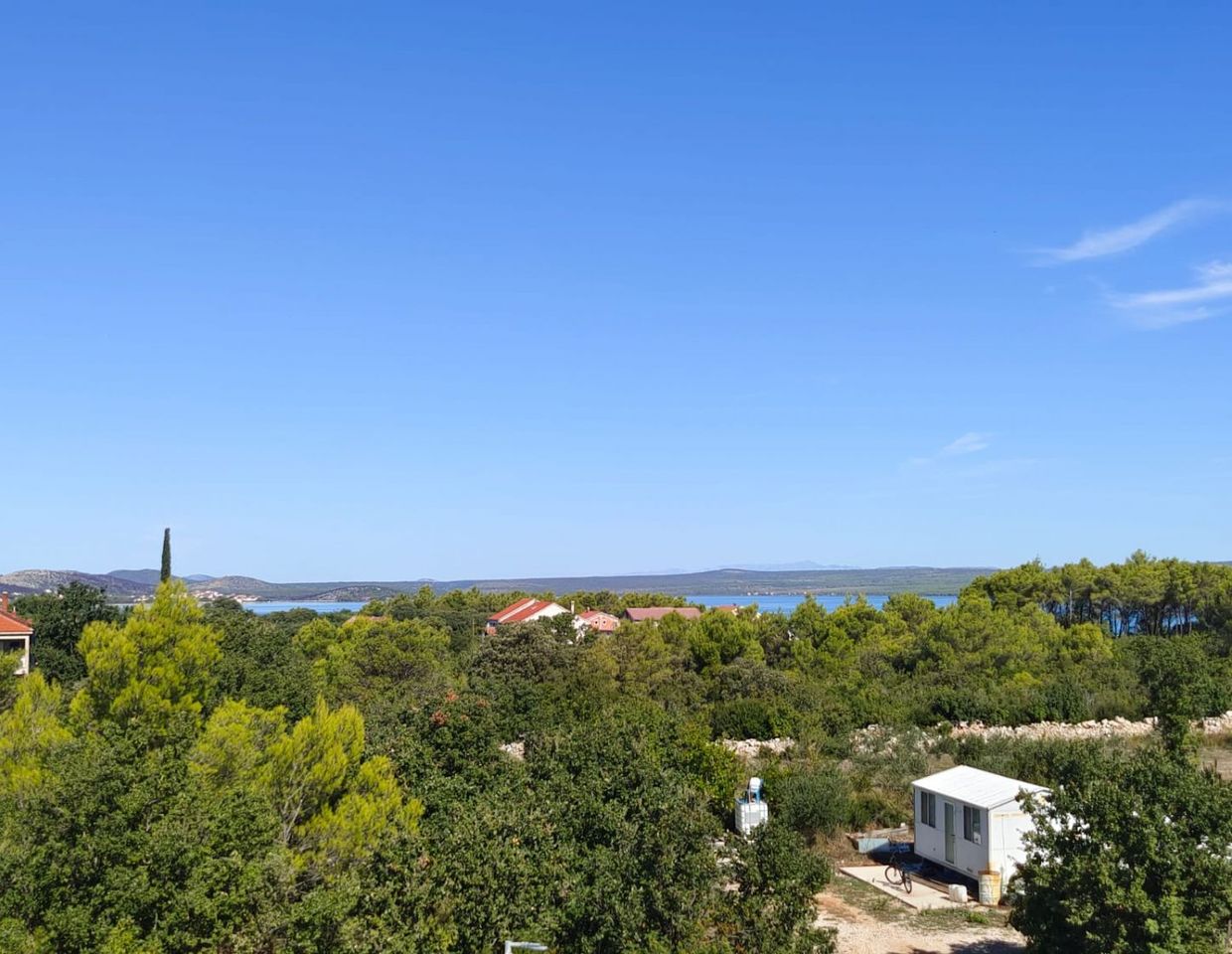 FREUNDLICHE | NEUBAU | DOPPELHAUSHÄLFTE | 300 METER VOM MEER | BILICE | KROATIEN