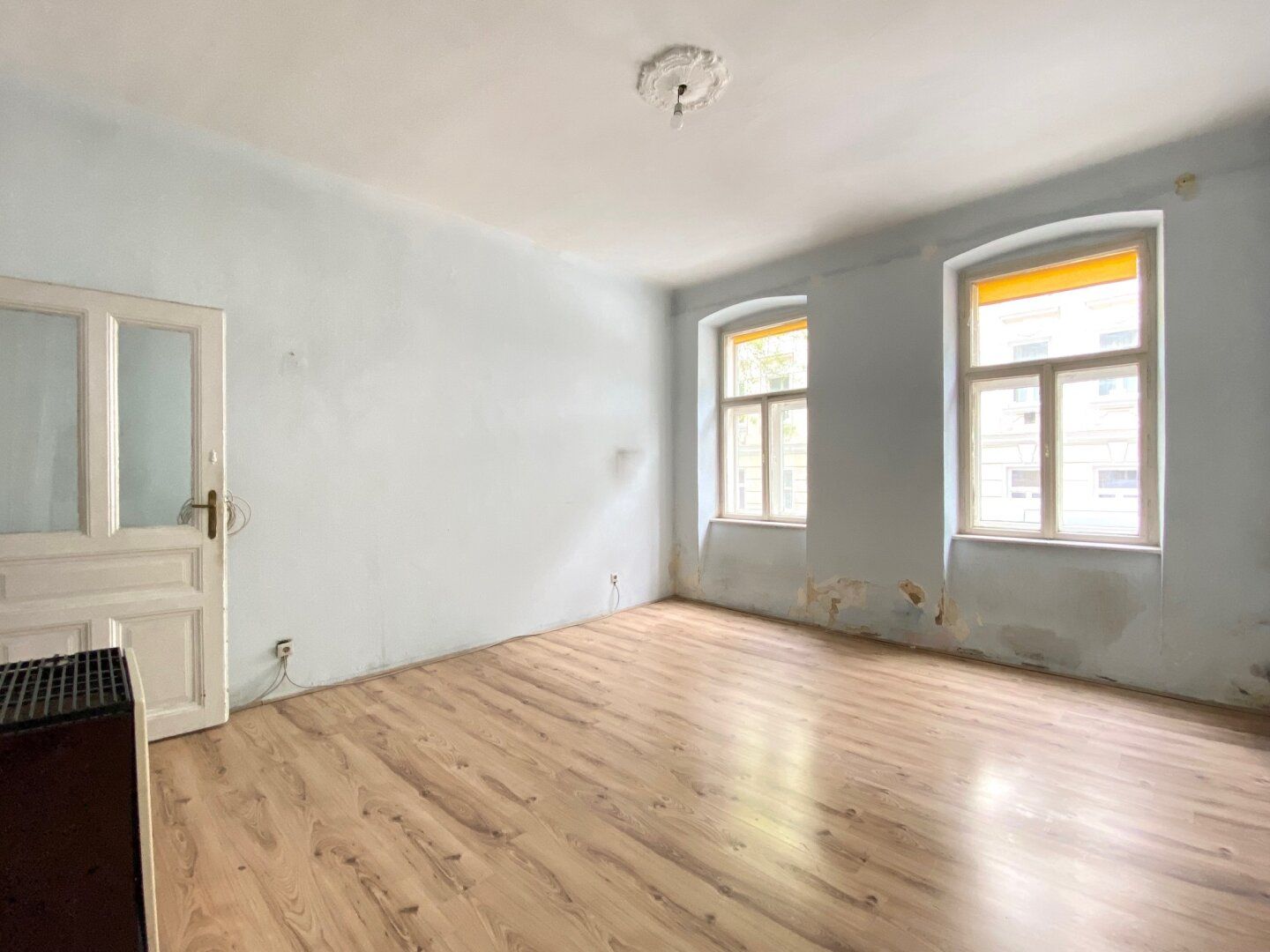 SANIERUNGSBEDÜRFTIGE ALTBAUWOHNUNG BEI U3 HÜTTELDORFER STRASSE