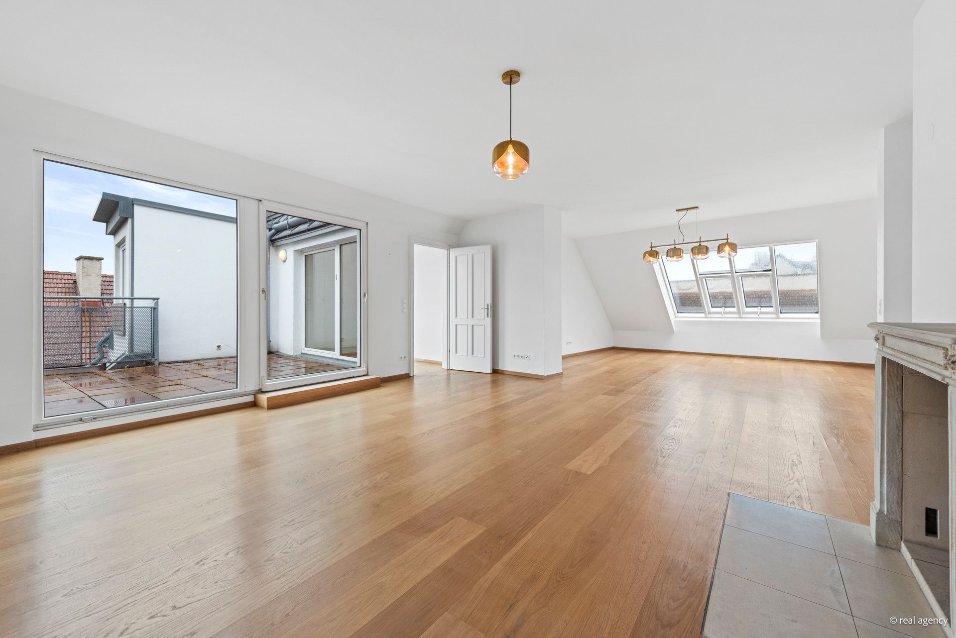 Exklusive Dachgeschosswohnung auf drei Ebenen mit Terrassen, Kamin und Panoramablick ! Top Lage !