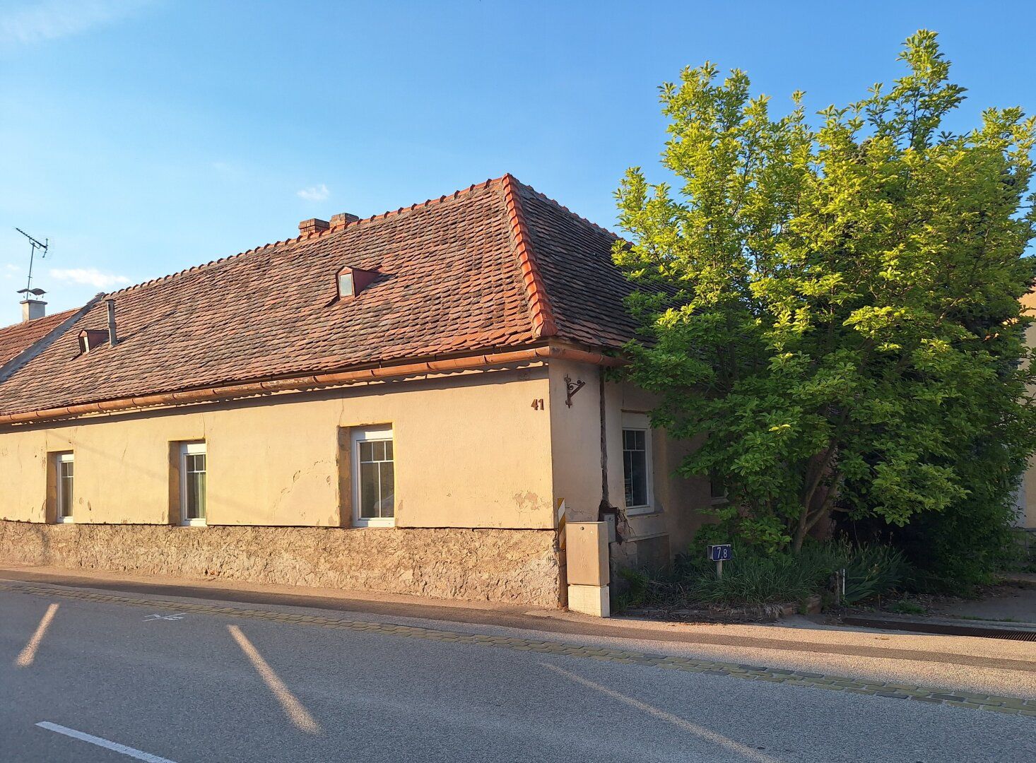 Sanierungsbedürftiges Wohnhaus mit großzügigem Grüngarten!