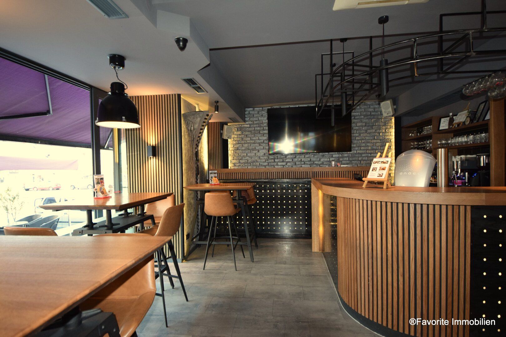 Perfektes & gut laufendes Gastro Lokal, Bar, Lounge in guter Lage: 130m² + 2 große Schanigarten + 117 m² Wohnung, in U-Bahn-Nähe! - Mehr